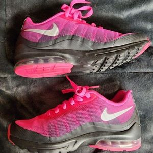 Size 7.5 Nike air max invigor print